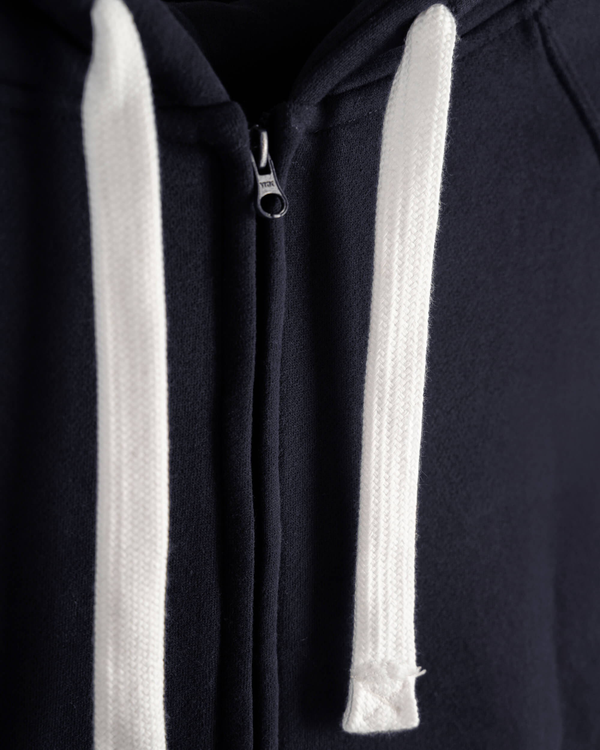 Russemerch hoodie premium kvalitet - Varme og komfortable hoodies for russefeiringen Norge 2025. Tilgjengelig i alle russefarger med broderi og trykk.