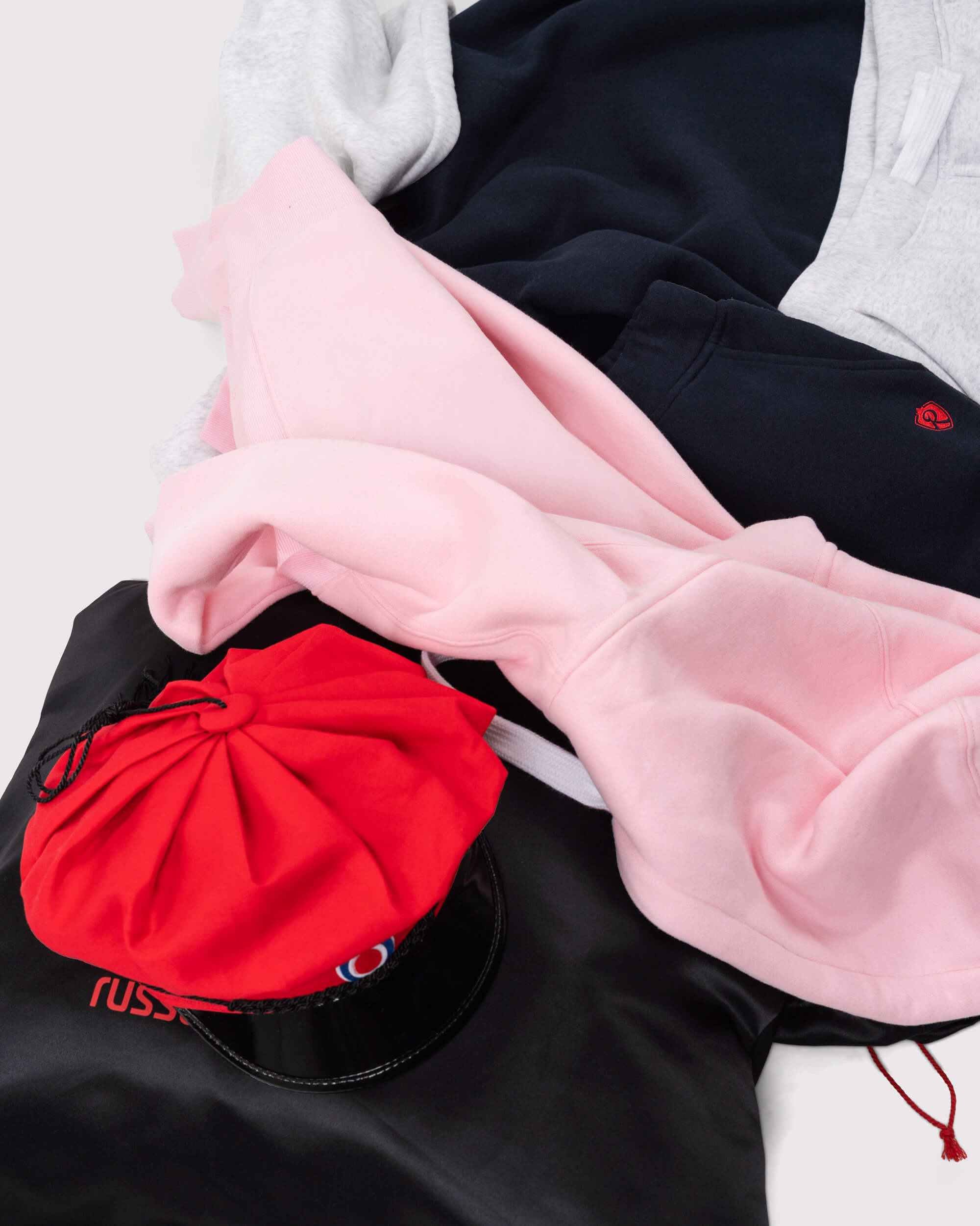 Russemerch kolleksjon 2026 - Ny kolleksjon russeklær Norge. Trender og stiler for kommende russefeiring. Bestill tidlig for best utvalg russemerch.